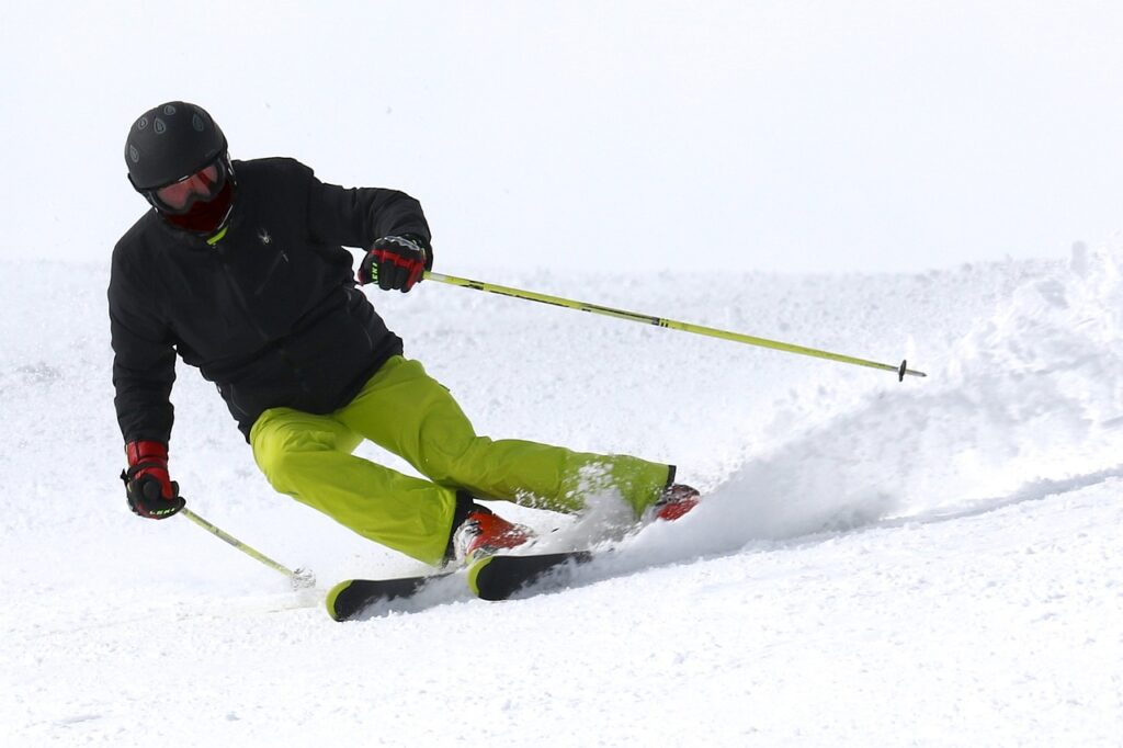 Skier avec casque